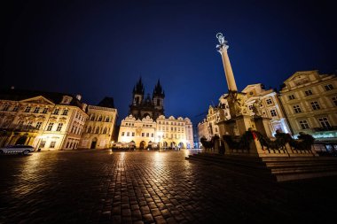 Prag, Çek Cumhuriyeti - 20 Eylül 2025: Prag Eski Şehir Meydanı 'nın panoramik gece görüntüleri, parıldayan cepheler, gotik kuleler, karanlık gökyüzü altında geniş açılı çekilen canlı atmosfer.