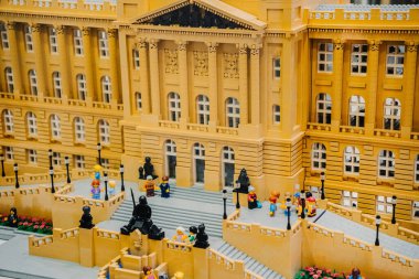 Prag, Çek Cumhuriyeti - 20 Eylül 2025: Ulusal Müze 'nin LEGO parçalarından yapılmış ayrıntılı bir kopyası, tarihi mimarinin canlı minyatür ziyaretçiler önünde sergileniyor