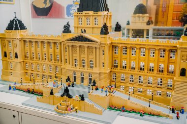 Prag, Çek Cumhuriyeti - 20 Eylül 2025: Ulusal Müze 'nin LEGO parçalarından yapılmış ayrıntılı bir kopyası, tarihi mimarinin canlı minyatür ziyaretçiler önünde sergileniyor