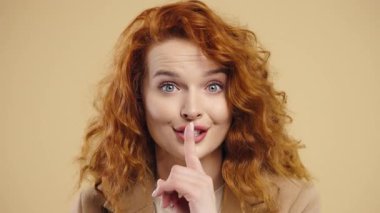 Genç bayan manken sakin yüzüyle parmaklarını dudaklarına dayayıp sessizlik istiyor. Gizlilik, dedikodu, söylentiler, odaklanma, mahremiyet, sınırlar, ifade içeriğindeki sessiz iletişim 