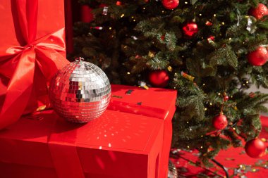 Noel ağacı ve arka planda hediyeler. Şenlik odası. Yeni yıl konsepti. Kırmızı renk kutusu.