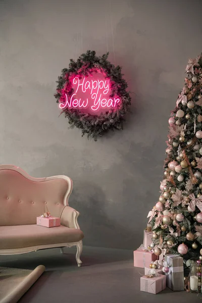 Weihnachtsbaum Und Geschenke Auf Einem Hintergrund Festsaal Neujahrskonzept Stockfoto