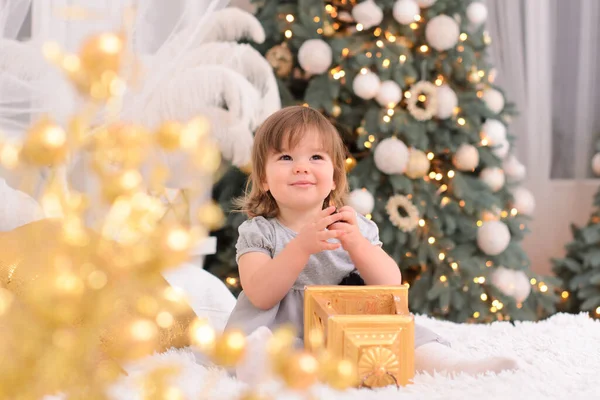 Gri Elbiseli Küçük Mutlu Bir Kız Altın Renkli Bir Hediye — Stok fotoğraf