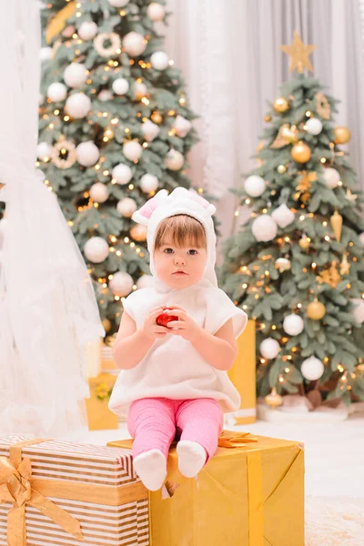 소녀가 크리스마스 트리의 배경에 상자에 있습니다 — 스톡 사진