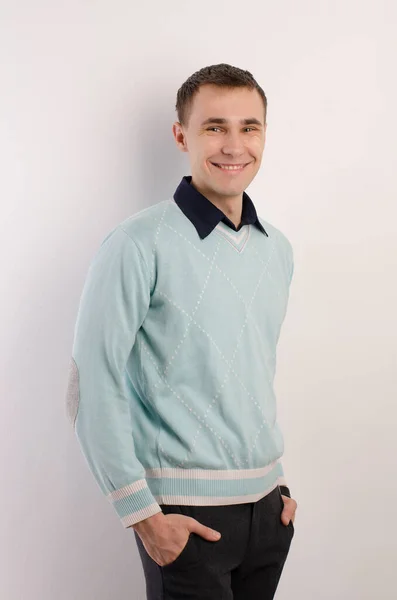 스웨터를 셔츠를 배경에 남자의 — 스톡 사진