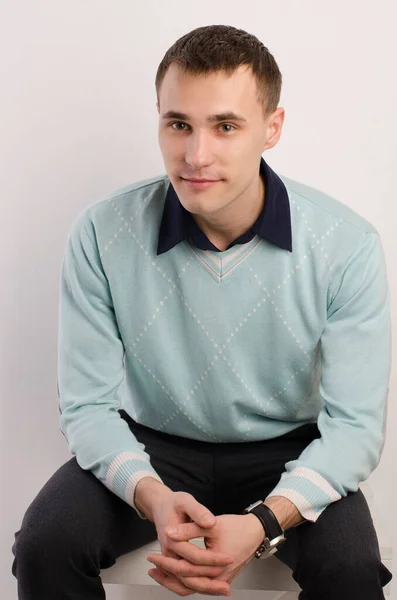 Porträt Eines Sitzenden Jungen Mannes Blauem Pullover Schwarzem Hemdkragen Auf — Stockfoto
