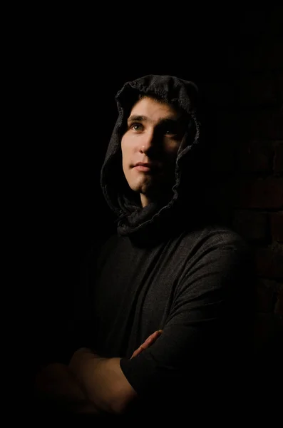 Portrét Mladého Muže Kapuci Zblízka Černém Pozadí Studiové Světlo — Stock fotografie