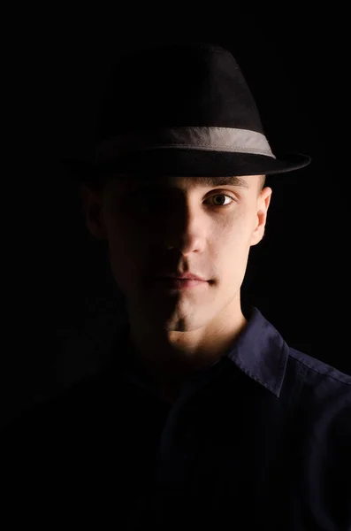 Portrét Mladého Muže Klobouku Stuhou Zblízka Černém Pozadí Studiové Světlo — Stock fotografie