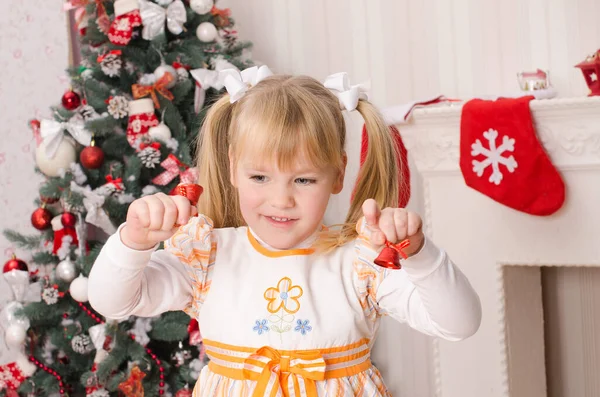 Glad Flicka Festlig Klänning Och Svansar Huvudet Bakgrunden Julgran Håller — Stockfoto