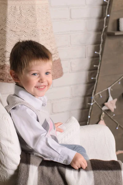 Porträt Eines Lachenden Kleinen Jungen Auf Einem Stuhl Einem Gemütlichen — Stockfoto