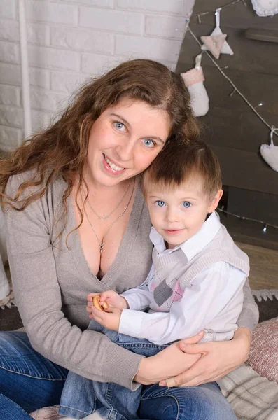 Retrato Madre Hijo Abrazándose Sentado Suelo Habitación Estilo Casual Ropa —  Fotos de Stock