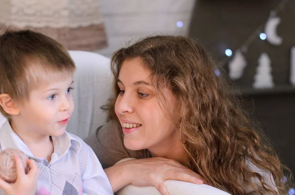彼女の息子と通信する母親のクローズアップ肖像 アームチェアで 部屋の背景を背景に — ストック写真