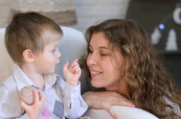 Retrato Cerca Una Madre Que Comunica Con Hijo Sillón Sobre — Foto de Stock