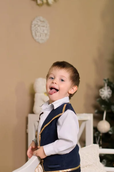 Γελαστό Αγόρι Χαζολογάει Βγάζει Γλώσσα Του Ντυμένος Γιορτινά Λευκό Πουκάμισο — Φωτογραφία Αρχείου