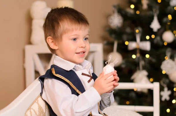 Χαμογελαστό Αγόρι Κάθεται Στον Καναπέ Ντυμένος Γιορτινά Λευκό Πουκάμισο Σκούρο — Φωτογραφία Αρχείου