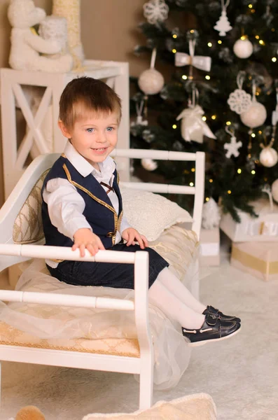 Gülen Çocuk Kanepede Oturuyor Bayramlık Giyinmiş Beyaz Gömlek Siyah Yelek — Stok fotoğraf