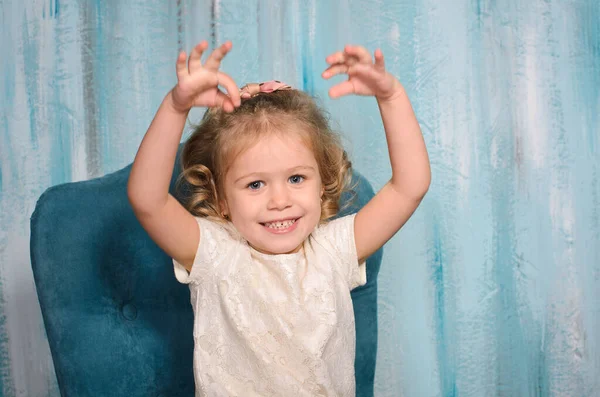 Портрет Красивой Девушки Сидящей Стуле Поднимающей Руки Синей Стене Акварельном — стоковое фото