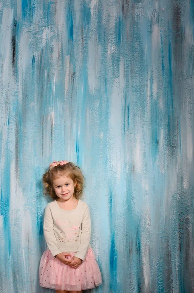 Krásná Dívka Lehkém Saku Růžové Sukně Stojí Modré Stěny Akvarelovém — Stock fotografie