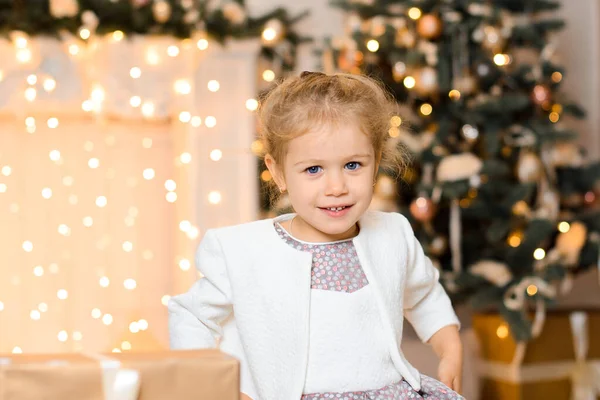 Egy Gyönyörű Lány Fehér Pulóverben Ajándékdobozok Közelében Szalaggal Egy Karácsonyfa — Stock Fotó