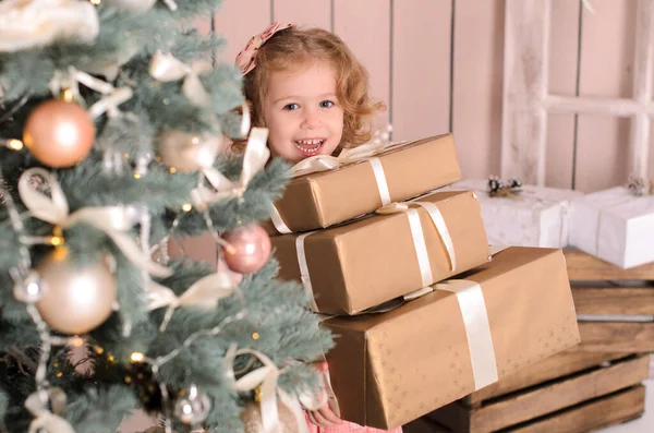 Une Belle Fille Souriante Jette Coup Oeil Derrière Arbre Noël — Photo