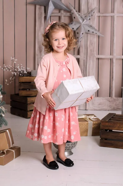Krásná Veselá Smějící Dívka Růžových Svátečních Šatech Černých Botách Stojící — Stock fotografie