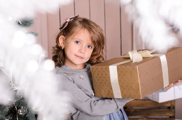 Όμορφο Χαμογελαστό Κορίτσι Ένα Μεγάλο Κουτί Δώρου Στα Χέρια Της — Φωτογραφία Αρχείου