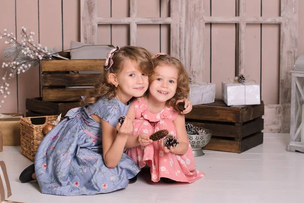 Belas Irmãs Sorridentes Vestido Baile Azul Rosa Abraçando Contra Fundo — Fotografia de Stock