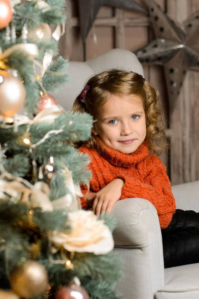 Kırmızı Kazaklı Güzel Bir Kız Bir Noel Ağacının Arkasındaki Koltukta — Stok fotoğraf