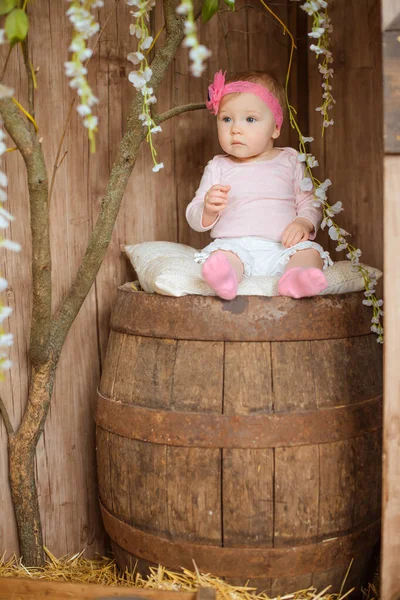 분홍색 아기가 머리에 고헛간에 나무통에 있습니다 — 스톡 사진