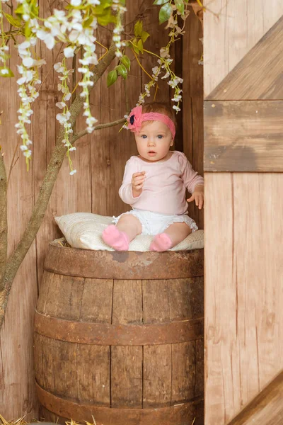 Bebê Menina Rosa Onesie Com Arco Cabeça Está Sentado Enorme — Fotografia de Stock