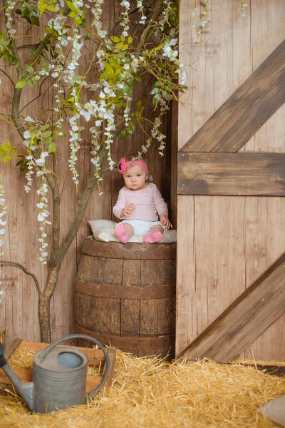 Una Bambina Con Una Tutina Rosa Fiocco Sulla Testa Siede — Foto Stock
