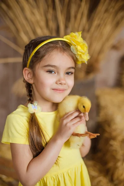 Uma Menina Vestido Amarelo Com Aro Amarelo Cabeça Segura Pequeno — Fotografia de Stock