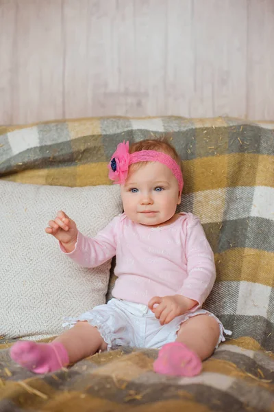 Spädbarn Flicka Sitter Rutig Filt Bär Rosa Body Suit Och — Stockfoto