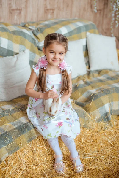 모양으로 개달린 소녀가 담요로 덮인건 초더미 토끼를 — 스톡 사진