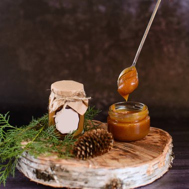 yumuşak tuzlu karamel bir huş ağacından yapılmış bir testere üzerinde koyu bir arka planda kesilmiş.