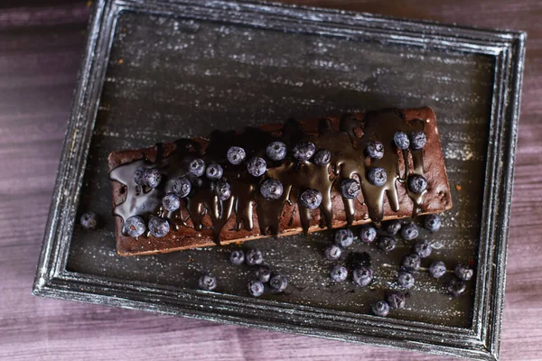 Csokoládé Muffin Áfonyával Csokoládé Cukormázzal Tálcán Sötét Alapon — Stock Fotó