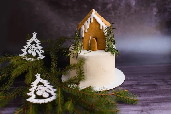 圣诞节姜饼屋 蛋糕上有白色糖霜 深色底色 — 图库照片