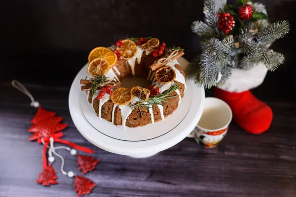 Runder Cupcake Mit Getrockneten Zitrusfrüchten Auf Weißem Teller Und Dunklem — Stockfoto