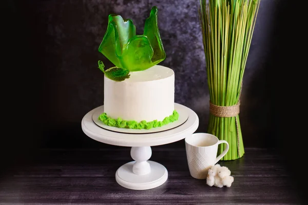 Λευκό Κέικ Ένα Περίπτερο Διακοσμημένο Πράσινη Ζάχαρη Καραμέλα Σκούρο Φόντο — Φωτογραφία Αρχείου