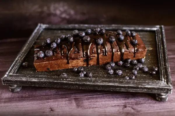 Csokoládé Muffin Áfonyával Csokoládé Cukormázzal Tálcán Sötét Alapon Stock Kép