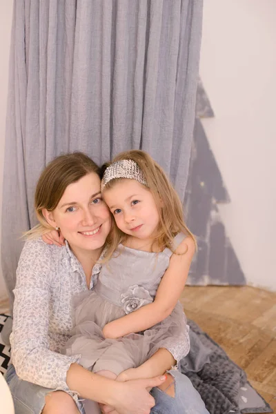 Boldog Anya Ölelés Mosolygós Lánya Miközben Padlón Szobában — Stock Fotó