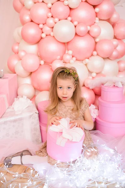 Şenlik Elbiseli Güzel Bir Kız Elinde Hediyelerle Pembe Beyaz Balonlar — Stok fotoğraf