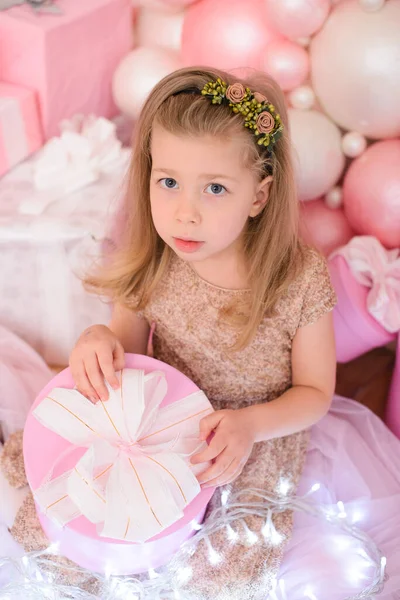 Uma Menina Bonita Vestido Festivo Senta Balões Rosa Branco Com — Fotografia de Stock