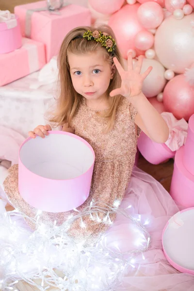 Uma Menina Bonita Vestido Festivo Senta Balões Rosa Branco Com — Fotografia de Stock