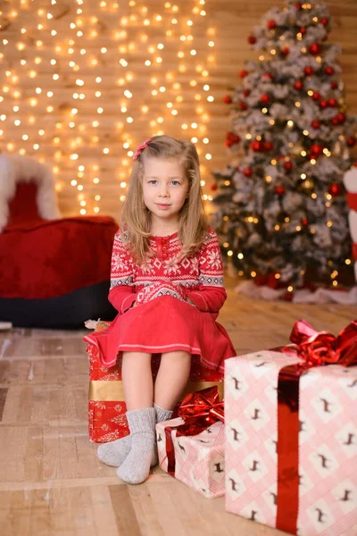 Ένα Κορίτσι Ένα Πλεκτό Κόκκινο Φόρεμα Κάθεται Μεγάλα Κουτιά Δώρων — Φωτογραφία Αρχείου