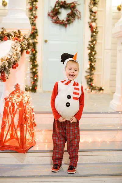 Ένα Μικρό Χαρούμενο Αγόρι Ντυμένο Χιονάνθρωπο Στέκεται Στις Σκάλες Της — Φωτογραφία Αρχείου