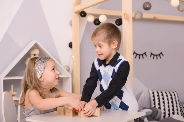 Menino Uma Menina Brincam Com Cubos Quarto Das Crianças Sentados Fotografia De Stock