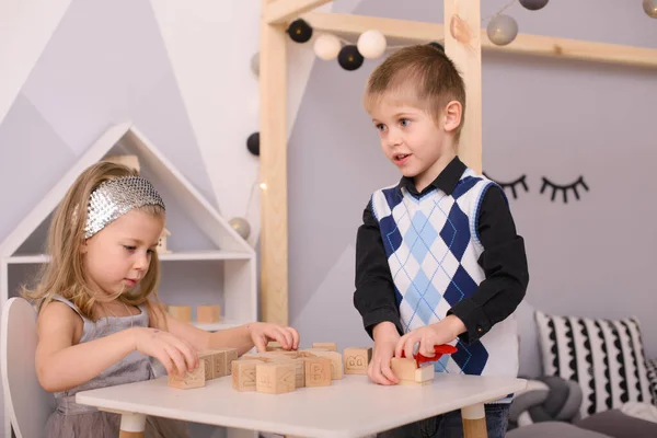 Ένα Αγόρι Και Ένα Κορίτσι Παίζουν Κύβους Στο Παιδικό Δωμάτιο Εικόνα Αρχείου