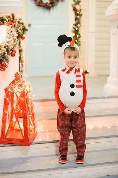 Ένα Μικρό Χαρούμενο Αγόρι Ντυμένο Χιονάνθρωπο Στέκεται Στις Σκάλες Της Εικόνα Αρχείου