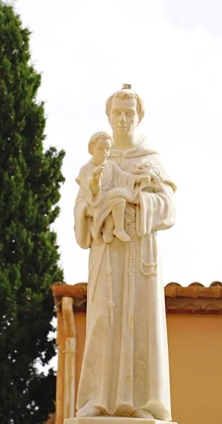 西班牙加泰罗尼亚阿尔塔富拉的一个花园中的圣安东尼雕塑 — 图库照片